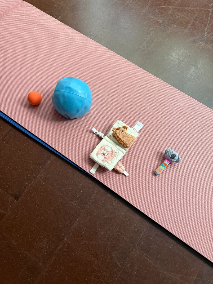 Matte mit Bällen und Babyspielzeug